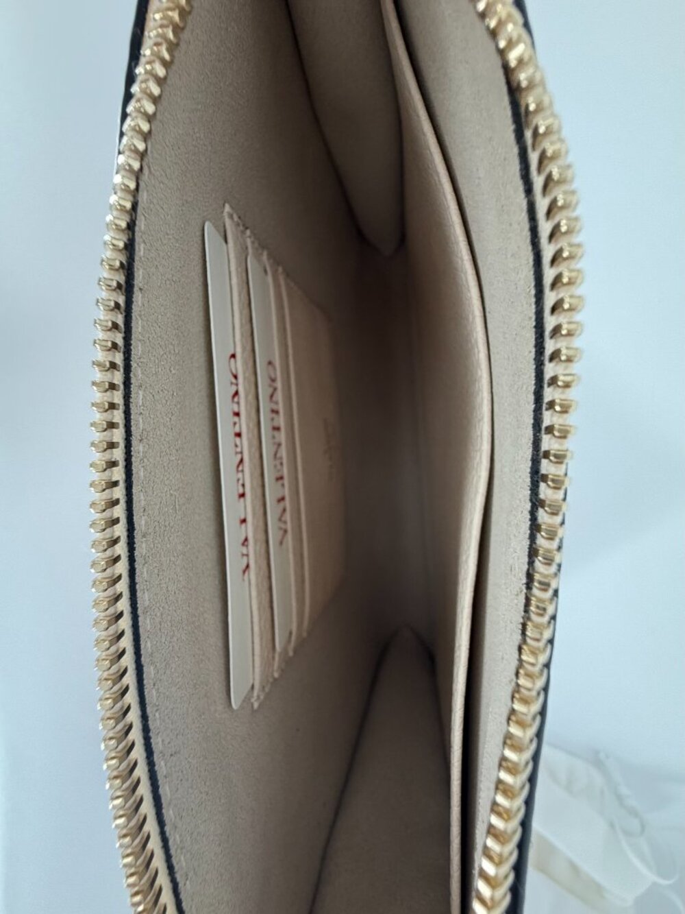 Valentino Garavani Rockstud Wristlet Pouch in Pebbled Calfskin - Picture 3 of 12